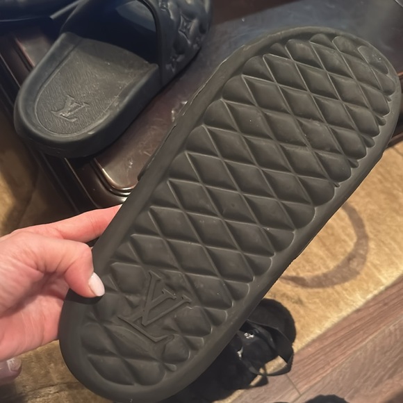 Louis Vuitton embossed slides - Picture 2 of 3